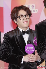 组图：韩团Block B亲民袭港 成员朴经疯狂送抱