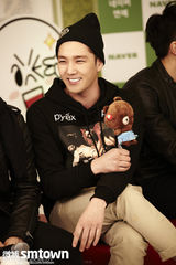 组图：SJ在线对话粉丝预热个唱 帅酷搞怪爆料