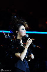 幻灯图集：尚雯婕夸张彩妆震上海 冷经典翻唱3小时
