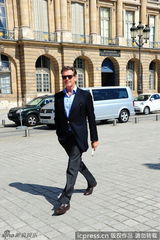 组图：老邦德西装革履漫步街头 神采奕奕帅气依旧