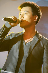 幻灯图：佟大为深情款款 帅气亮相美妆大典