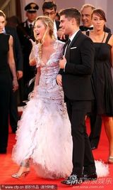 组图：《不顾一切》首映 埃夫隆帅气编剧美背抢镜