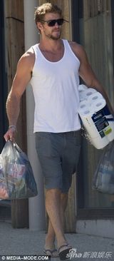 组图：小锤弟拍戏偷闲 不陪未婚妻陪老母