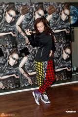 高清图：容祖儿为演唱会彩排 地狱式拉筋刻苦训练