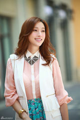 组图：张俪OL风小清新街拍  端庄干练性感迷人