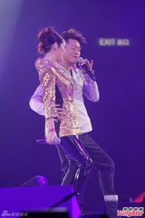 组图：关淑怡香港开唱 谭咏麟草蜢激情助阵