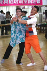 组图：高昊《魔法宝贝》反串女伴跳国标