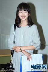 组图：周冬雨素颜北电报到 9日参加军训将住校