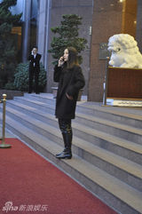 组图：小宋佳街拍透潇洒帅气 潮人妆扮秀高挑身材