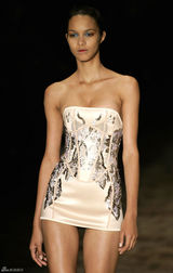 高清组图：帕丽斯-希尔顿巴西时装周上客串走秀