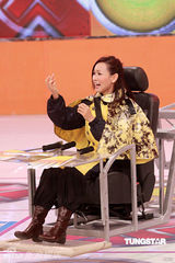 幻灯图集：郑裕玲化身骑士主持 杨思琦桃红外套抢眼