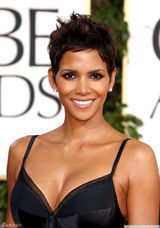 高清图：哈莉-贝瑞高开衩裙亮相红毯风情万种