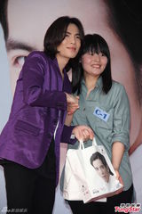 组图：萧敬腾帮擦保养品粉丝乐翻