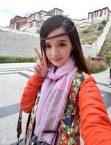 组图：女子酷似杨幂  网友直呼傻傻分不清