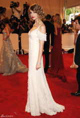 高清组图：纽约大都会庆典 斯威夫特白裙圣洁