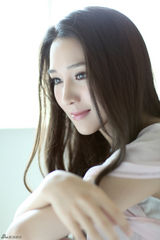 组图：“江姐”陈蓉时尚大片 知性魅力清新脱俗