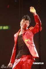 组图：许志安出道25周年红馆开唱 郑秀文捧场