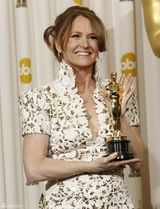 组图：梅丽莎-里奥获最佳女配角 难掩激动喜极而泣