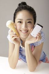 高清组图：桂纶镁代言手机 百变形象成就人气小天后  