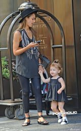 组图：阿尔芭摇滚装街头讲电话 女儿小黑裙卖萌