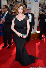 组图：《广告狂人》克里斯蒂娜黑裙雪乳诱惑