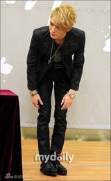 组图：JYJ金在中个唱激情 敞上衣露点显妖娆范