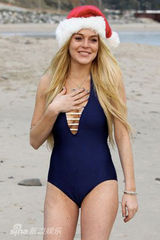 幻灯图集：林赛-罗韩亮相海滩 心情好带圣诞帽