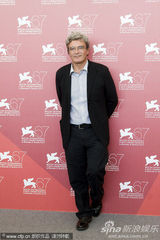 高清图：《我们相信》记者会 导演鲁奇-洛振臂欢呼