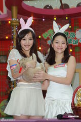 组图：陈静与Liz变身兔女郎 补亲跨年之吻