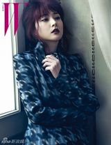 组图：韩星李英爱染紫发拍写真演绎神秘色彩