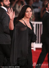 组图：《炎夏》发布会 贝鲁奇裹身黑裙秀玲珑曲线