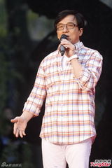 组图：成龙澄清认女报道 指责媒体断章取义