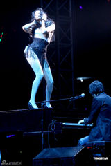 组图：莫文蔚开唱变身金花 透视装大秀完美身材