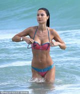 组图：巴西超模茱莉亚挺胸战海浪 尴尬不停乔衣
