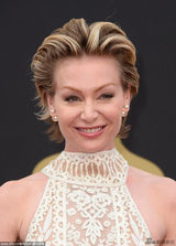 组图：主持人艾伦同性妻子白色挂脖镂空礼服