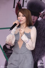 高清图：萧亚轩寒冬穿薄纱秀性感避谈旧爱王阳明