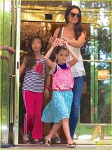 组图：小苏瑞穿花裙出街 牵妈妈手乖巧机灵