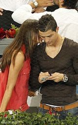 组图：C罗与超模女友沙伊克网球赛恩爱吃手指