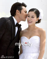 幻灯图：张东健高小英婚礼现场 夫妇亮相甜蜜亲吻 