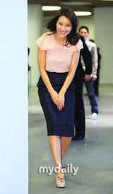 组图：宋承宪Rain出席活动 宋允儿申世京黑白配