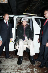 组图：赌王何鸿燊92岁生日 与四太亲嘴秀恩爱