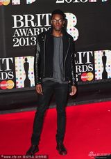 组图：2013全英音乐奖男星帅气亮相红毯