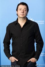 组图：《金子》记者会乌维-波姆红衣惹眼