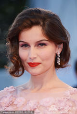 组图：威尼斯闭幕红毯 卡斯特粉群亮相优雅迷人