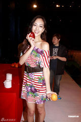 幻灯图：薛凯琪Jessica为电视广告颁奖典礼拜神