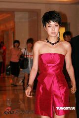 幻灯图集：爱戴酥胸半露火辣出场 蔡康永侯佩岑联袂主持