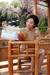 组图：韩雪《叶问》片场养新宠物“藏獒鸡”