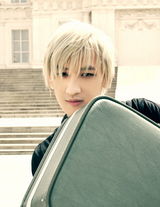 高清：后弦推出旅行写真 “幻想系”造型夺人眼球