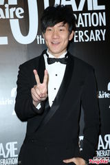 组图：林俊杰西装绅士献唱 自曝已一年未接吻