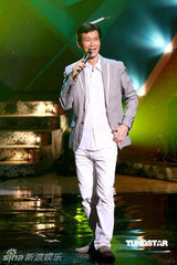 幻灯图：郑少秋与黄耀明等出席《劲歌金曲》录制